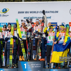 Групова фотографія українських біатлоністів на трасі