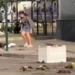 Жінка руйнує клумби біля Алеї пам'яті