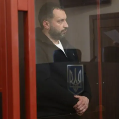 Поліцейські виходять з СІЗО після застави