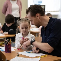 Tom Hiddleston met with Ukrainian refugee children in Moldova