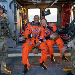 Капсула Orion з астронавтами в океані