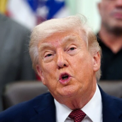 Рейтинг Трампа падает второй месяц