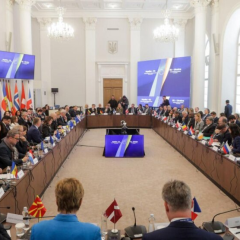 Человек в судебных доспехах в Всемирном трибунале