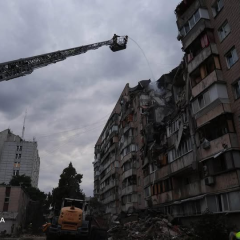 После удара по Киеву спасатели вытащили из-под завалов 64 человека