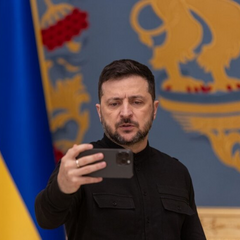 Зеленський на фоні лінії фронту