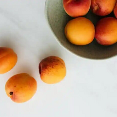 Персики та сливи на ринку