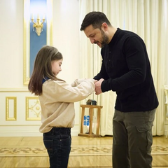 Зеленський отримує Вифлеємський вогонь миру