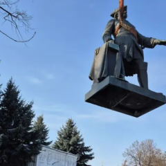 Снесенный памятник Петру I