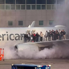 Загорівся пасажирський літак у США