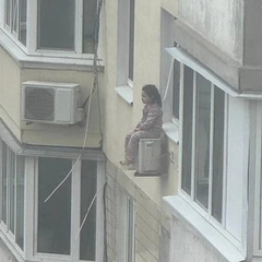 Дівчинка на кондиціонері на восьмому поверсі