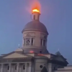 Дрон разрушает купол собора в России