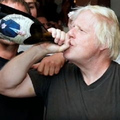 Борис Джонсон співає караоке в Італії