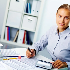 Жіночі бухгалтери заповнили фінансові звіти