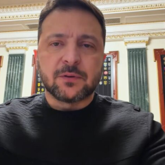 Зеленский на фоне электростанции и газопроводов