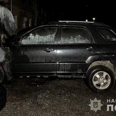 Затримані дівчата на фоні автомобіля