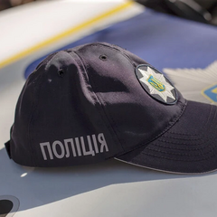 Безработный в полицейской форме на加油站