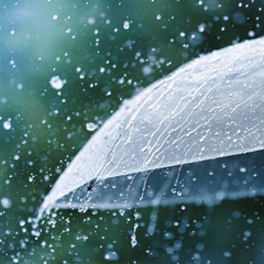 карта Украины с дождевыми облаками