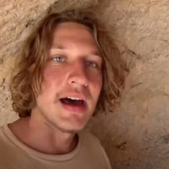 Американець з подарунками на остріві