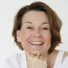 Мертвая писательница на берегу воды