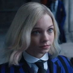 Звезда «Венздей» в платье от украинского бренда