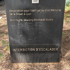 Напис «Свободу Газі» виштриховано у Франції на меморіалі Голокосту