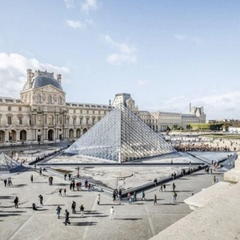 Макрон спокійно реагує на пограбування Лувру