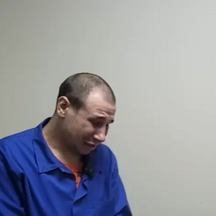 Мать плененного оккупанта, плачущая