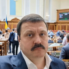Derkach escorted by GRU employees in Russia