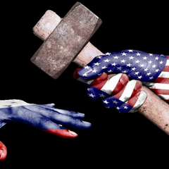 Зображення американського долара та російського флага