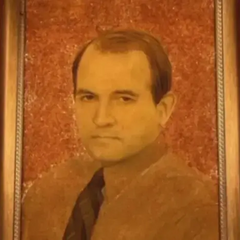 Женщина держит янтарный портрет Медведчука