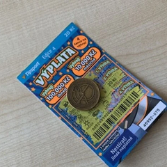 Злодійка з касою лотерейних квитків