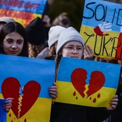 Молодь на фотографії, виїзд через війну