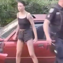 Пьяная женщина за рулем BMW