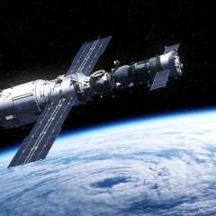 Астронавт NASA демонструє кристал хлориду калію в космосі