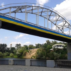 Дівчина фотографує себе на небезпечному місці