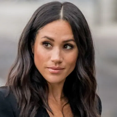 Меган Маркл на фоні Instagram