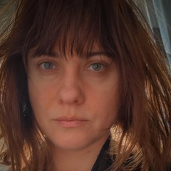 Телеведуча зі смутним виразом обличчя