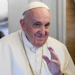 Засмаді зображення Папи Римського у Ватикані