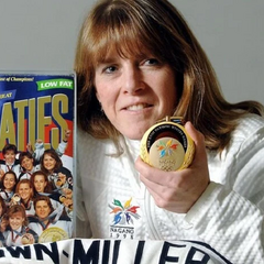 Фото видатної хокеїстки з золотою медаллю