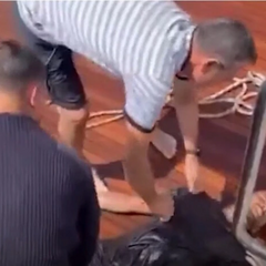 Мігрант на надувному колі в океані