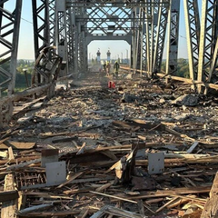 Кадр поврежденного моста в Кременчуге