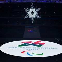 Паралимпиада: символическое изображение на фоне флагов