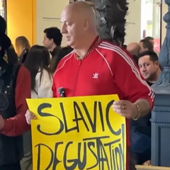 Потап засвітився у Валенсії з плакатом та сумкою