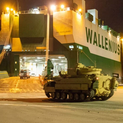 Американські військові кораблі виходять в море