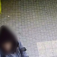 Женщина сорвала флаг Украины