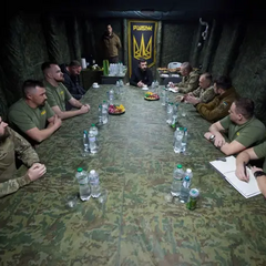 Зеленский слушает доклад военных