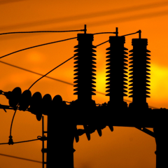 Політична криза у Європі, на задньому плані горять електричні лінії