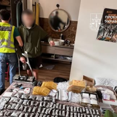 Конфискованный каннабис и оружие задержанных наркодилеров