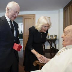 Король Британії з дружиною в Папській резиденції