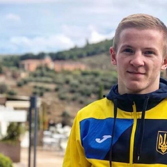 Каратист поворачивается спиной к Украине